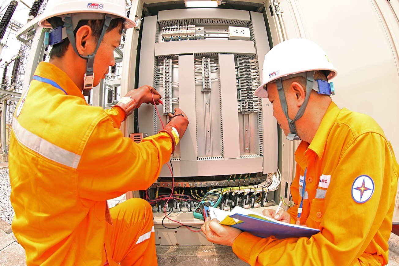 Kiểm tra, giám sát hệ thống điện vận hành ở Trạm 110kV Khu công nghiệp Vân Trung của Công ty Điện lực Bắc Ninh, Chi nhánh Tổng công ty Điện lực miền Bắc. (Ảnh: Vũ Sinh/TTXVN)